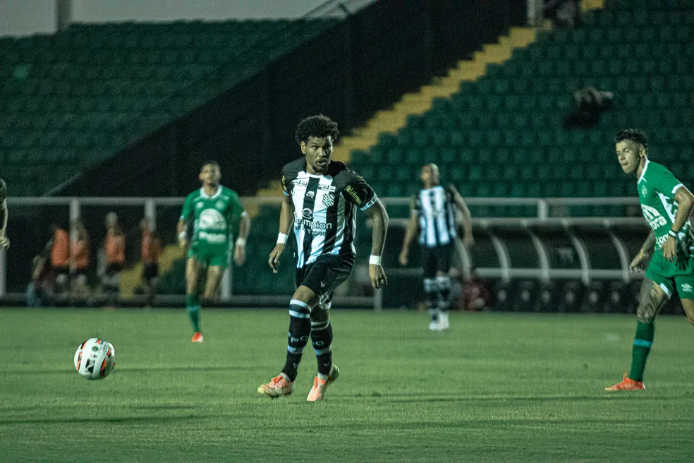 Sousa anuncia lateral-direito Wellisson, ex-Figueirense