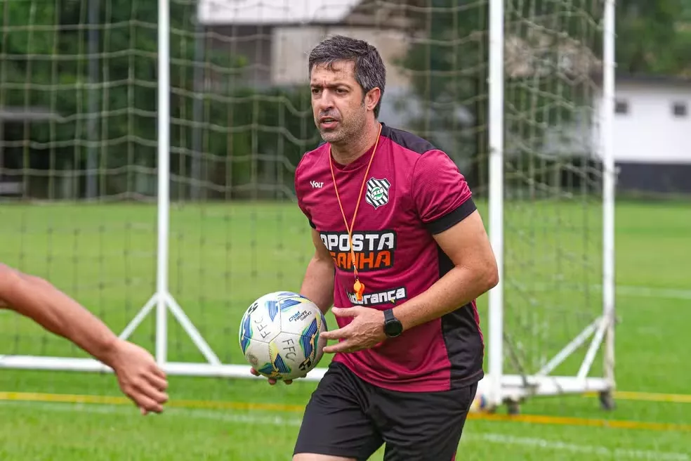 Botafogo-PB abre negociações com o técnico João Burse para 2025