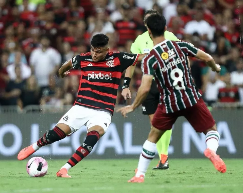 Fluminense pune erros do Flamengo, vence a 2ª seguida no Brasileirão e atrapalha rival na briga por título