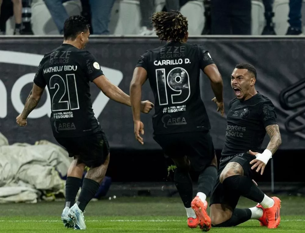 Depay faz pintura em 1º gol, Corinthians vence duelo direto e coloca Athletico-PR no Z-4 do Brasileirão