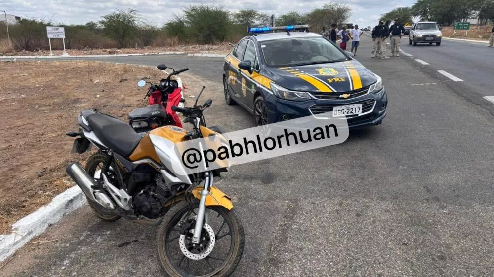 Colisão entre duas motocicletas é registrada na manhã desta sexta-feira (18) na BR-230, em Patos