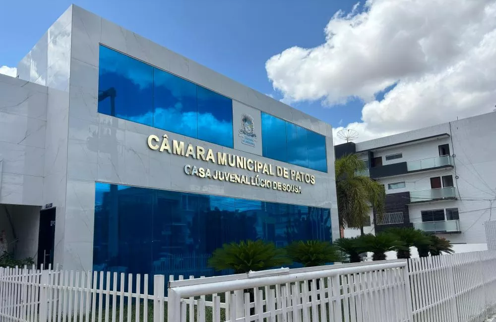 Câmara de Patos aprova veto de prefeito a PL que previa atendimento prioritário para pacientes de quimioterapia, radioterapia, hemodiálise ou ostomizados e gera debate entre vereadores. Ouça