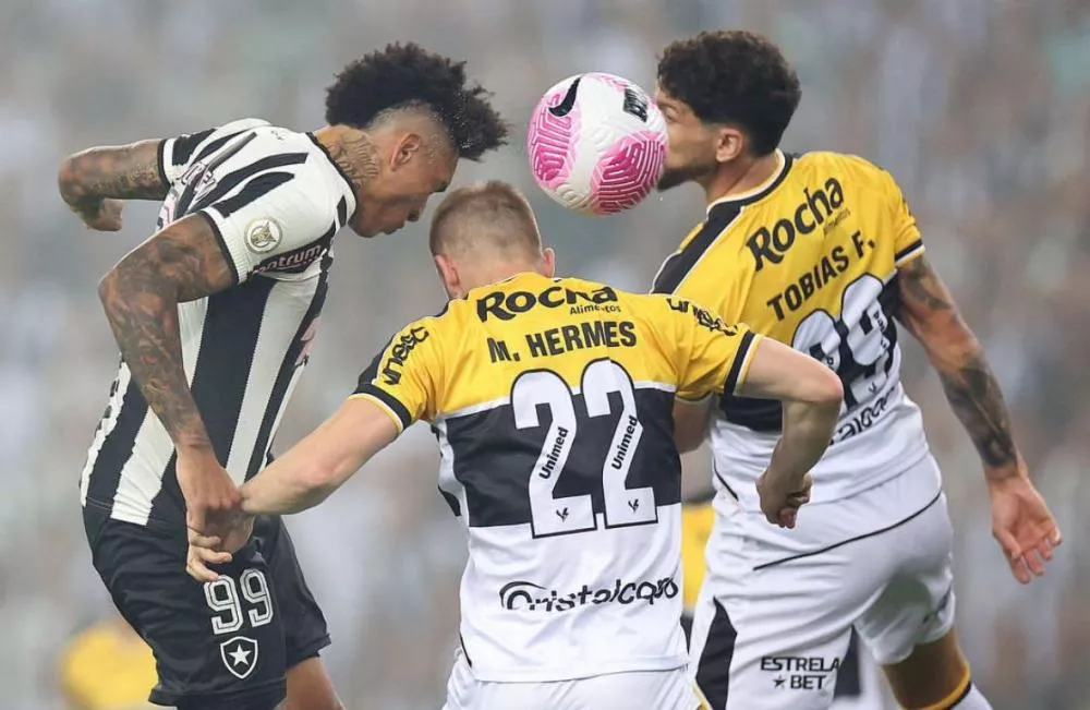 No Maracanã, Botafogo tropeça no Criciúma 'com requintes de crueldade' e pode ver Palmeiras encostar na liderança do Brasileirão