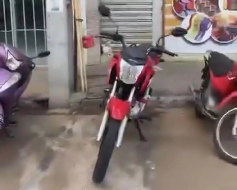 Mulher deixa moto em estacionamento de rua no Centro de Patos e encontra veículo danificado