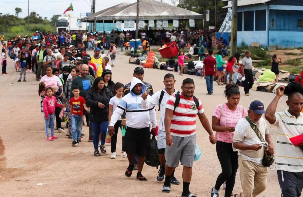 12 mil venezuelanos cruzam fronteira após vitória contestada de Maduro rumo ao Brasil