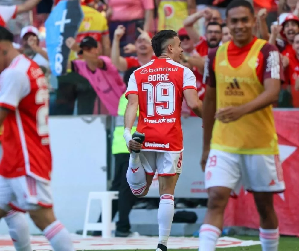 Borré resolve, Inter vence o Gre-Nal 443 e fecha ano 'perfeito' em clássicos contra o Grêmio