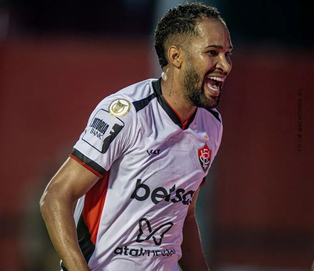 Vitória vence Red Bull Bragantino em confronto direto e devolve Corinthians para a zona de rebaixamento do Brasileirão