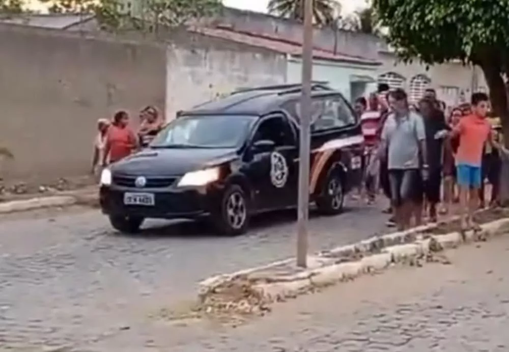 VÍDEO: Sepultamento de mulher é realizado ao som de brega funk na cidade de Conceição-PB
