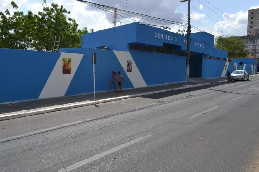 Prefeitura de Patos realiza mutirão de limpeza e reforma nos cemitérios para o Dia de Finados