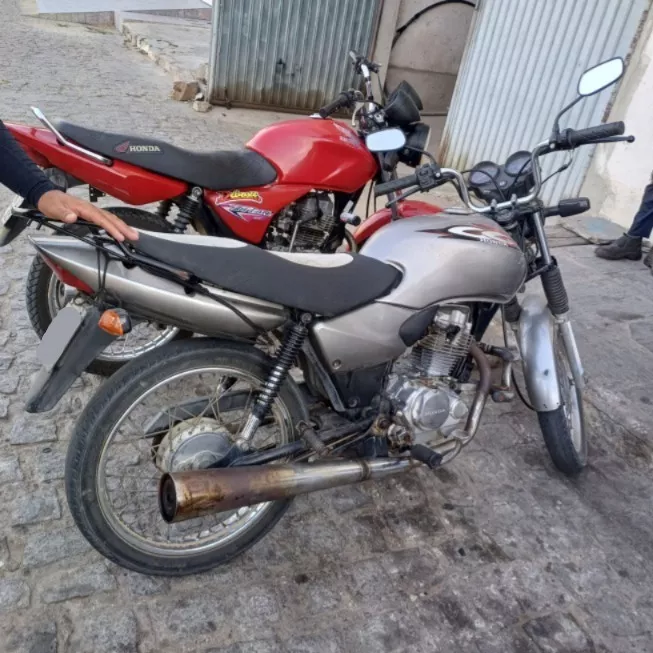 PRF na Paraíba apreende três veículos e prende dois foragido da Justiça 