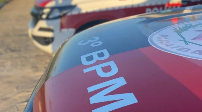 Homem em situação de rua é preso após ameaças e agressão a policial no Centro de Patos