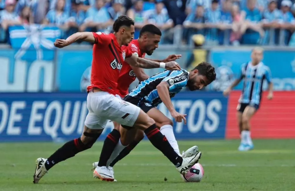 Grêmio vence o Atlético-GO de virada na Arena