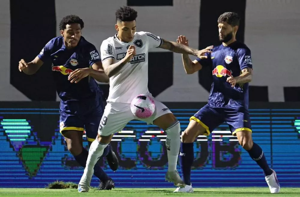Botafogo vence o Bragantino e volta a abrir três pontos para o Palmeiras no Brasileirão
