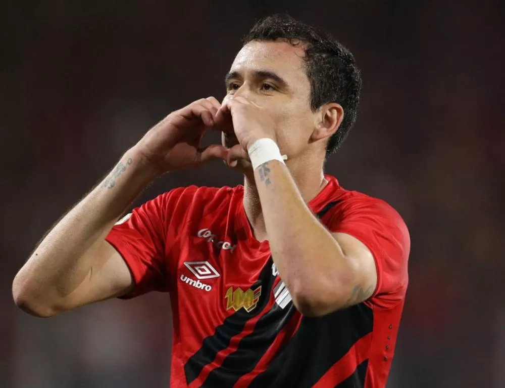 Athletico-PR aproveita expulsão, goleia Cruzeiro e deixa a zona de rebaixamento