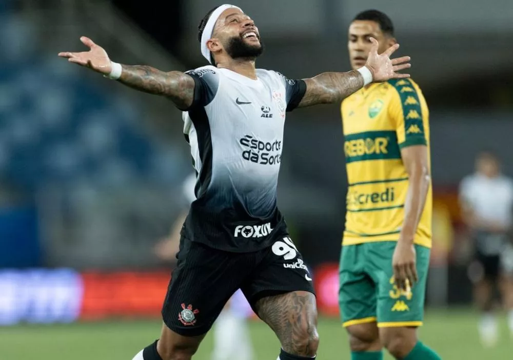 Memphis Depay marca, Corinthians vence Cuiabá e deixa a zona de rebaixamento do Brasileirão