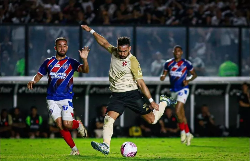 Payet brilha, Vasco leva 'sustos' do Bahia, vence e mantém vivo sonho por Libertadores