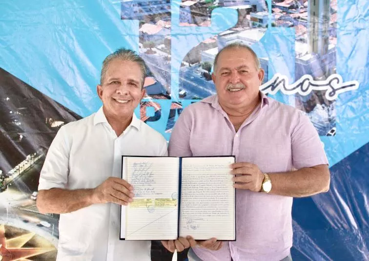 Prefeito de Patos transmite, oficialmente, o cargo ao vice-prefeito pelos próximos 20 dias