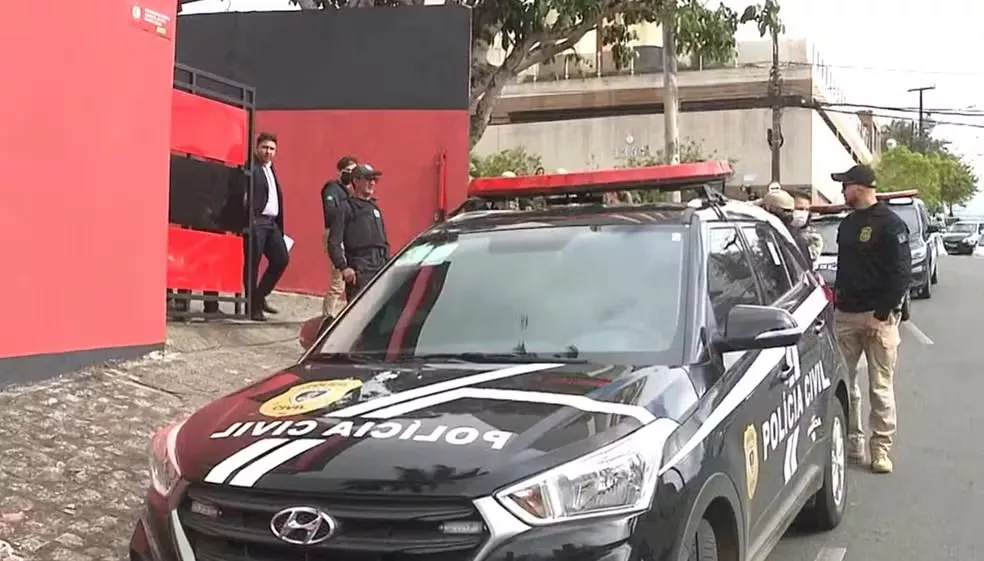 Operação policial no Campinense mira ex-diretoria por suspeitas de desvio de recursos e falsificação de documentos