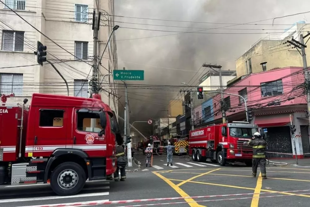 Incêndio de grandes proporções atinge shopping no Brás, em São Paulo