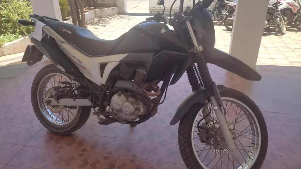 Policia de folga recupera motocicleta que havia sido roubada de casal em Condado-PB