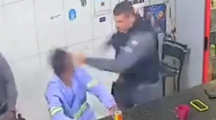 Vídeo: Policial entra em bar e bate em homem que teria agredido a mãe: “É isso que merece”
