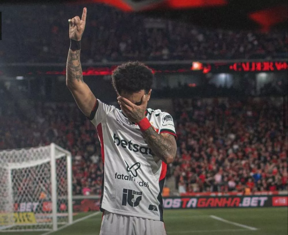 Vitória busca a virada, vence e empurra o Athletico-PR de volta para o Z-4 do Brasileirão