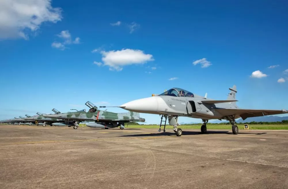O F-39 Gripen E ao lado dos F-5M da Força Aérea Brasileira; aeronaves estarão no Cruzex. Foto: Sargento P. Silva / FAB