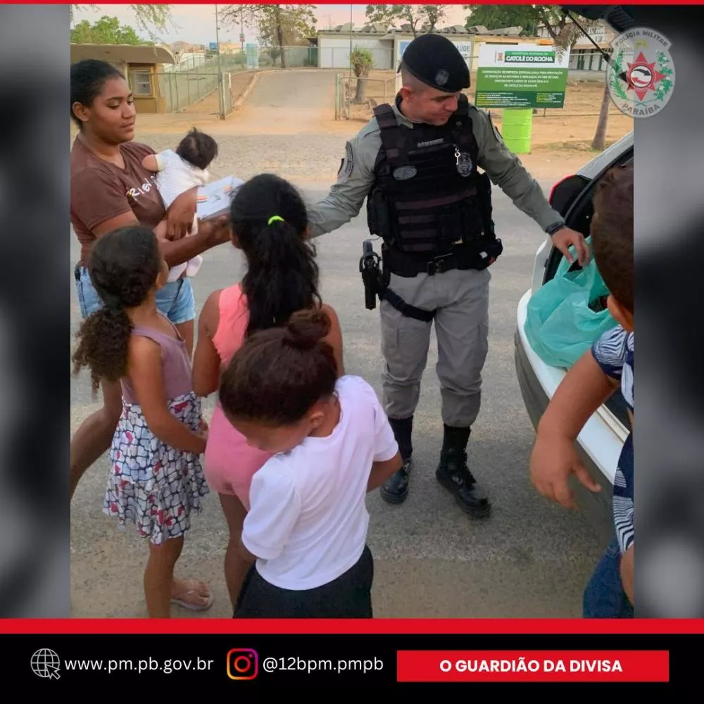 “Operação Criança Feliz”: Polícia Militar distribui brinquedos para crianças carentes em Catolé do Rocha