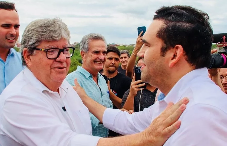 João Azevêdo mantém portas abertas para Jhony Bezerra, mas destaca a importância de alinhar projetos pessoais e políticos