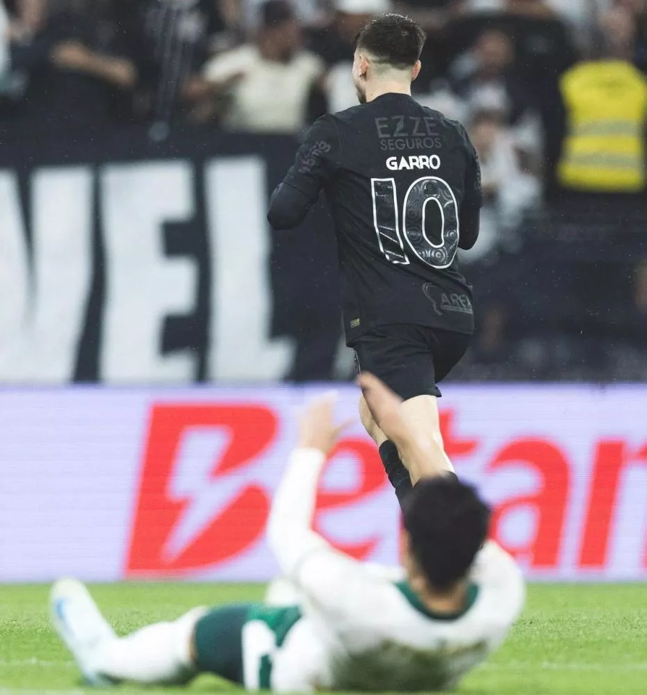 Em jogo marcado por 'cabeça de porco', Corinthians vence o Palmeiras com brilho de Garro e se afasta do Z-4