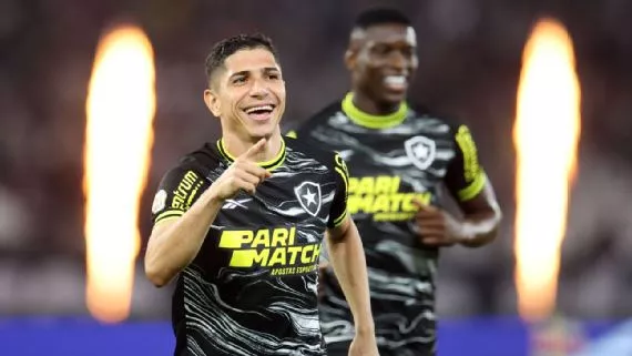 Botafogo atropela o Vasco e abre seis de vantagem sobre o Palmeiras na liderança do Brasileirão