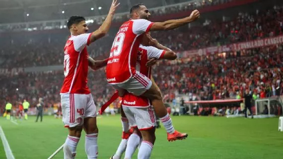 Com dois golaços, Inter bate o Criciúma e entra no G-4 do Brasileirão
