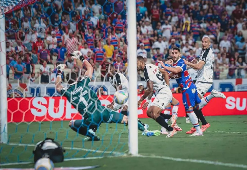 Fortaleza faz três no Vasco no Castelão e segue sonhando com título do Brasileirão