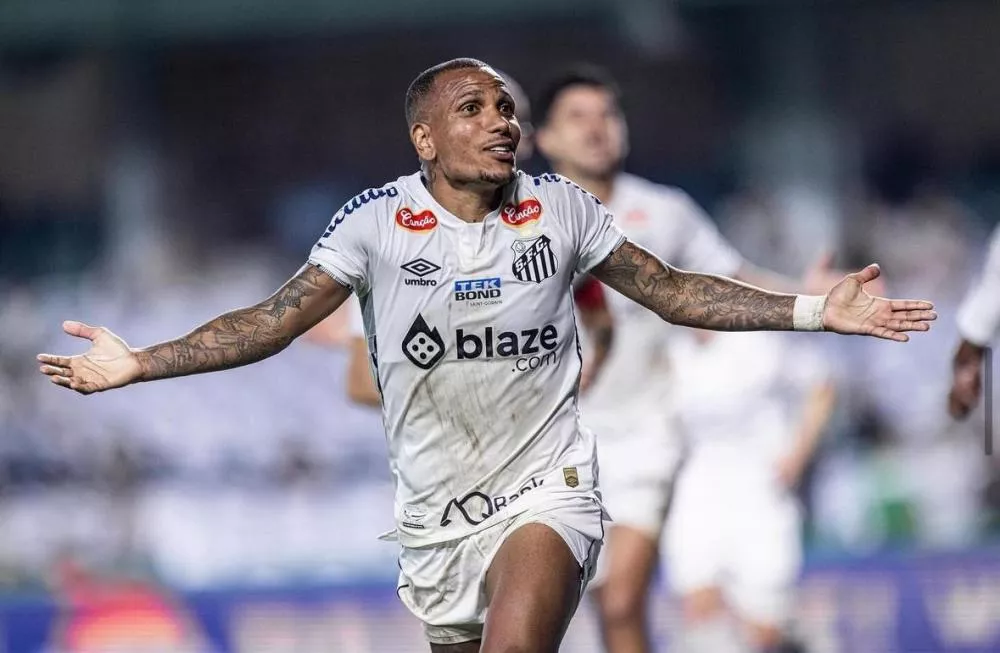 De volta à eleite: Santos faz 2 a 0 no Coritiba e garante acesso à Série A em 2025