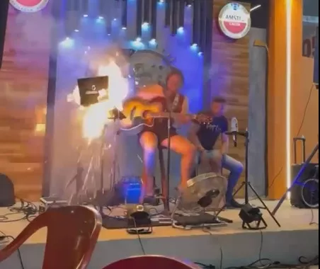 VÍDEO: notebook de cantora pega fogo e explode em pleno palco, no Ceará