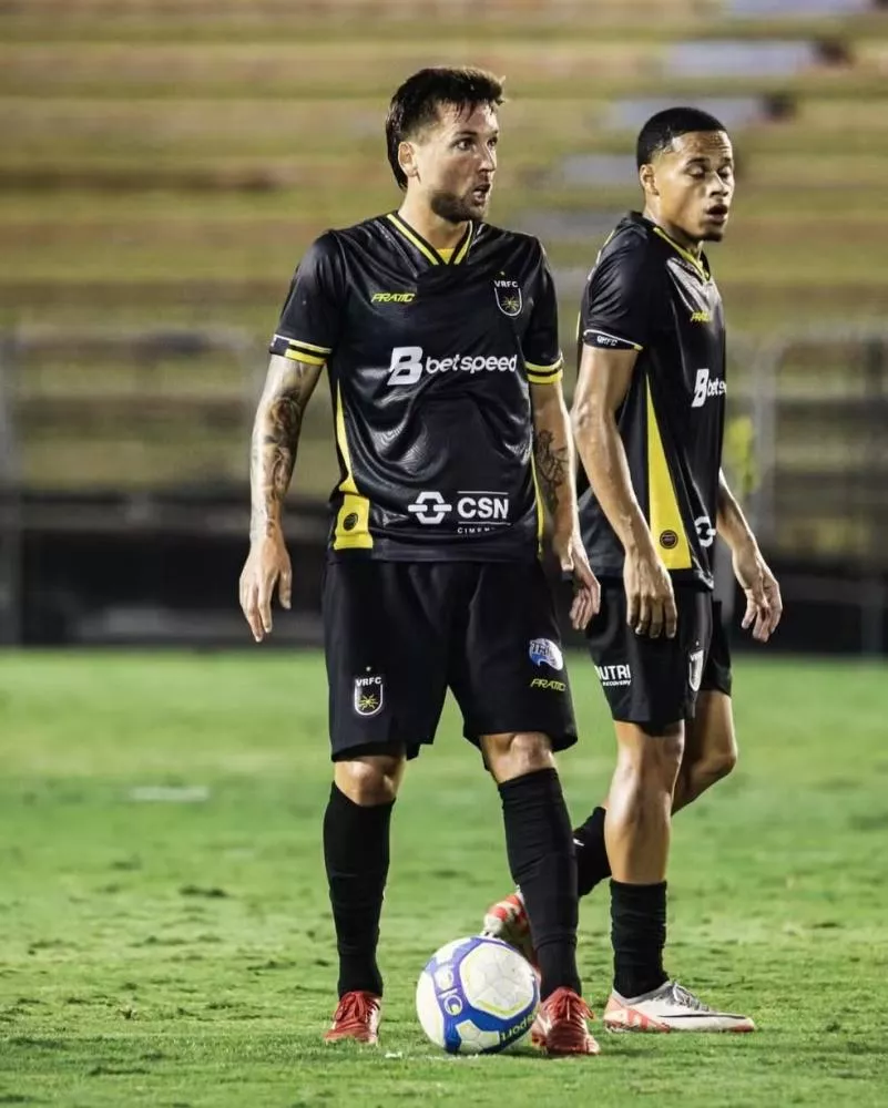 Treze anuncia volante Karl e chega a 24 jogadores no elenco 2025