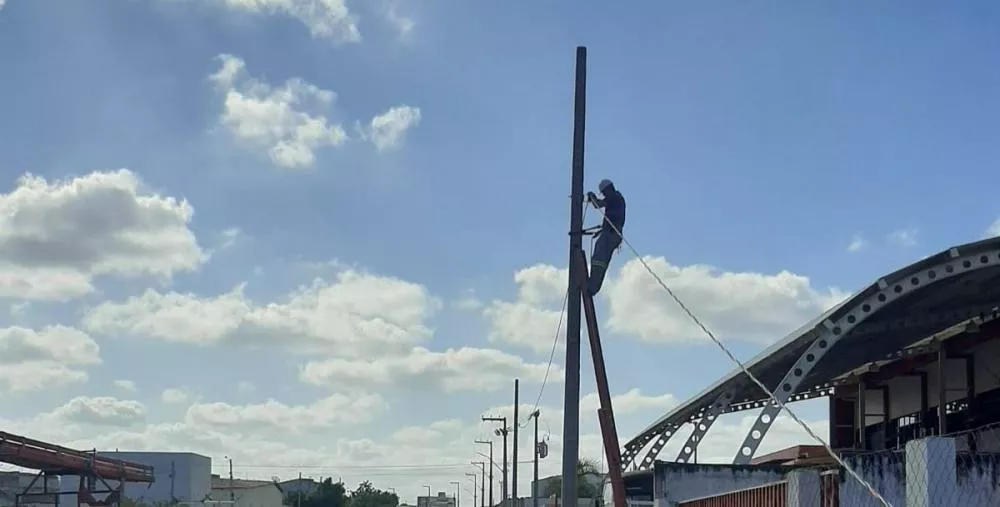 Implantação da iluminação pública ligando o Corpo de Bombeiros até o Luar de Angelita, em Patos, segue em ritmo acelerado