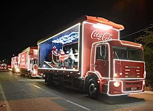 Caravana de Natal da Coca-Cola encanta população de Patos em ação realizada pela primeira vez no município