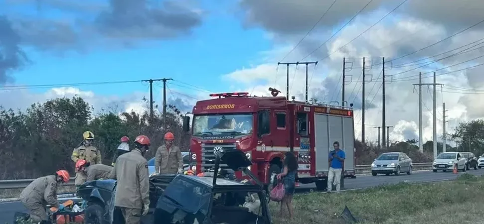 Duas pessoas ficam feridas em capotamento na BR-230, em Santa Rita