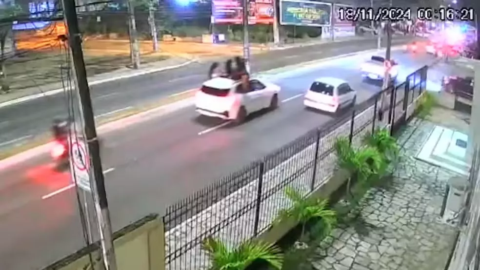 Vídeo registra momento que jovem se desequilibra, cai de carro e é atropelada, em João Pessoa