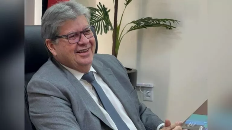 João Azevêdo reassume Governo da Paraíba após licença de 12 dias e promete novidades