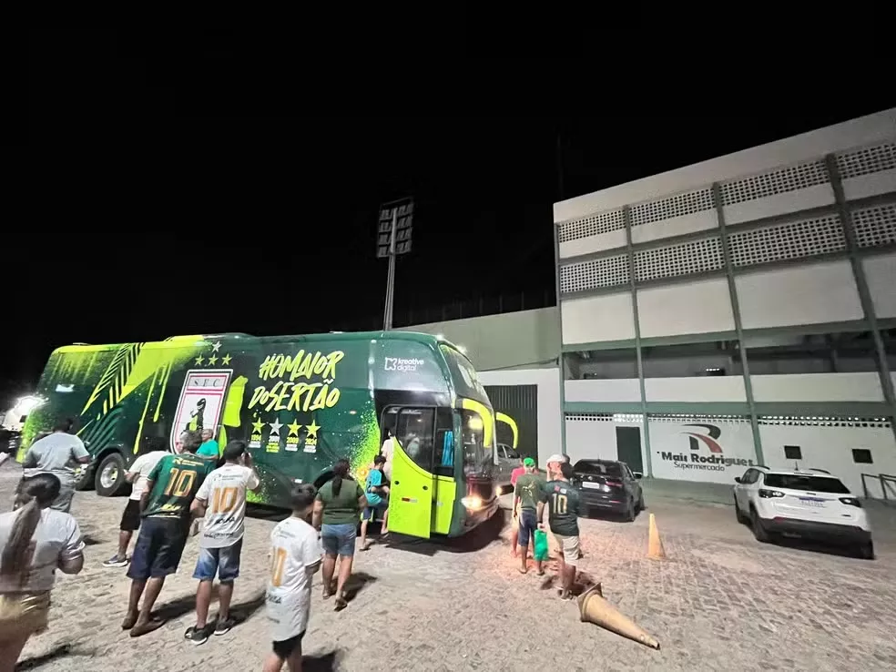 Sousa apresenta novo ônibus do clube, o Dinomóvel, em desfile pelas ruas da cidade