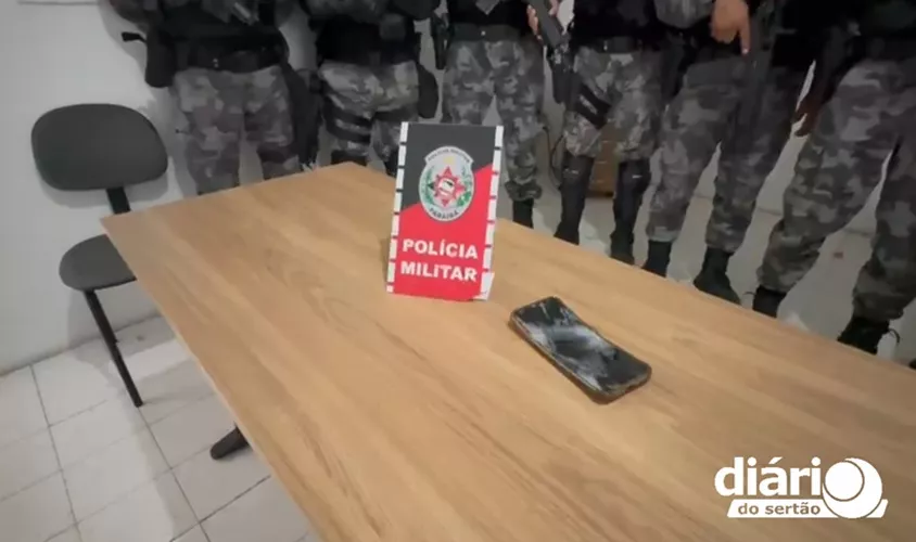 Homem com dois mandados de prisão é detido em operação policial em Pombal e quebra celular durante abordagem