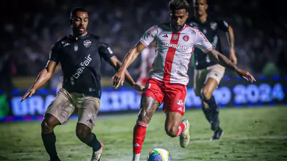 Vasco é superado pelo Internacional em São Januário, perde a 3ª seguida e é ultrapassado pelo Corinthians na tabela do Brasileirão