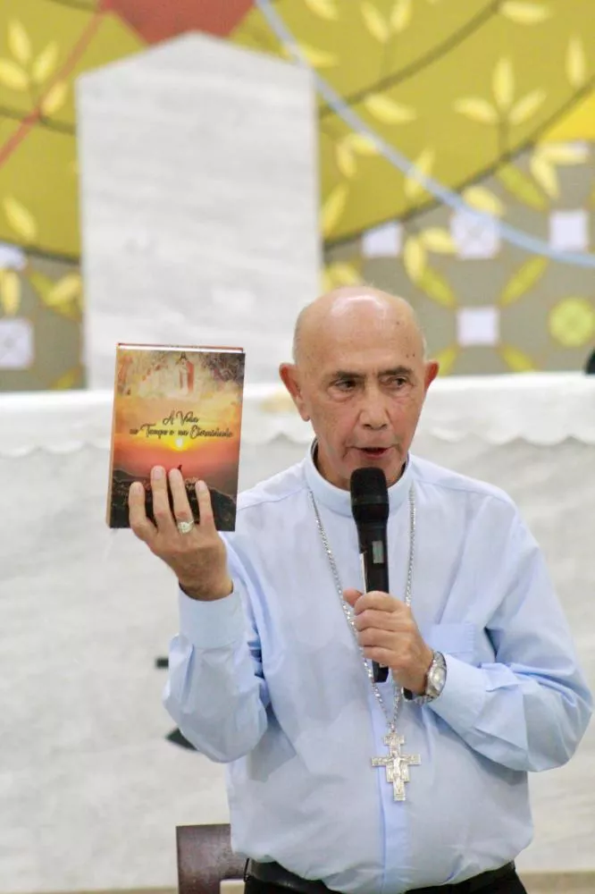 Dom Manoel dos Reis de Farias lança livro em Patos com presença de autoridades e comunidade local