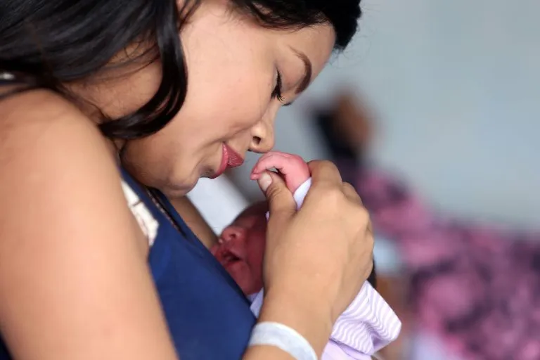 Nova lei na Paraíba garante prioridade a mães solo em programas sociais e escolas públicas