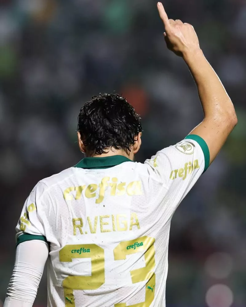 Palmeiras vence, assume a liderança do Brasileirão após tropeço do Botafogo e rebaixa o Atlético-GO