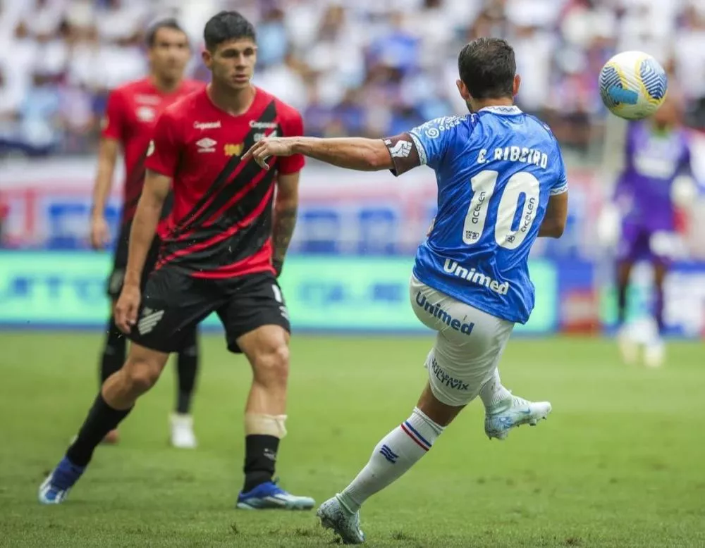 Bahia busca empate com Athletico-PR no fim, mas vê jejum aumentar e é vaiado pela torcida
