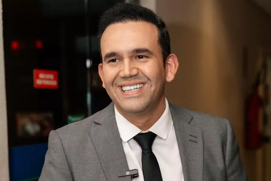 Jhony Bezerra assumirá presidência da PB Saúde, anuncia governador João Azevêdo