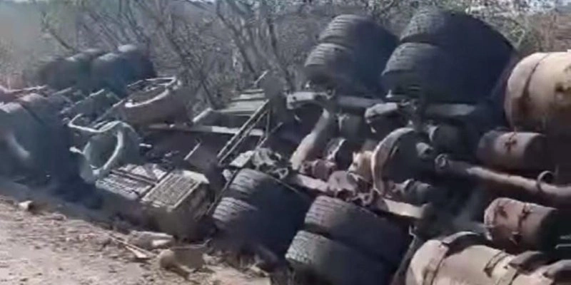 Carreta carregada de material de construção tomba em rodovia no Vale do Piancó e deixa dois feridos